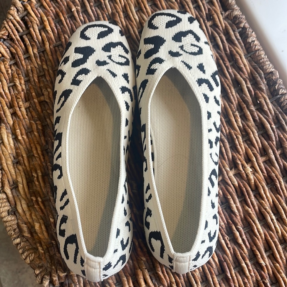 Amazon Essentials flats, size 8.5, new without tags.